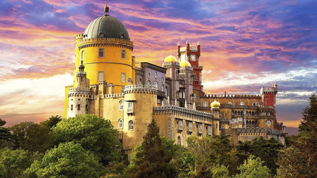 Pena-Palast Sintra Außenansicht, gelbe und rote Flügel erbaut 1842-1854 von König Ferdinand II. auf 500 m Höhe, Serra de Sintra