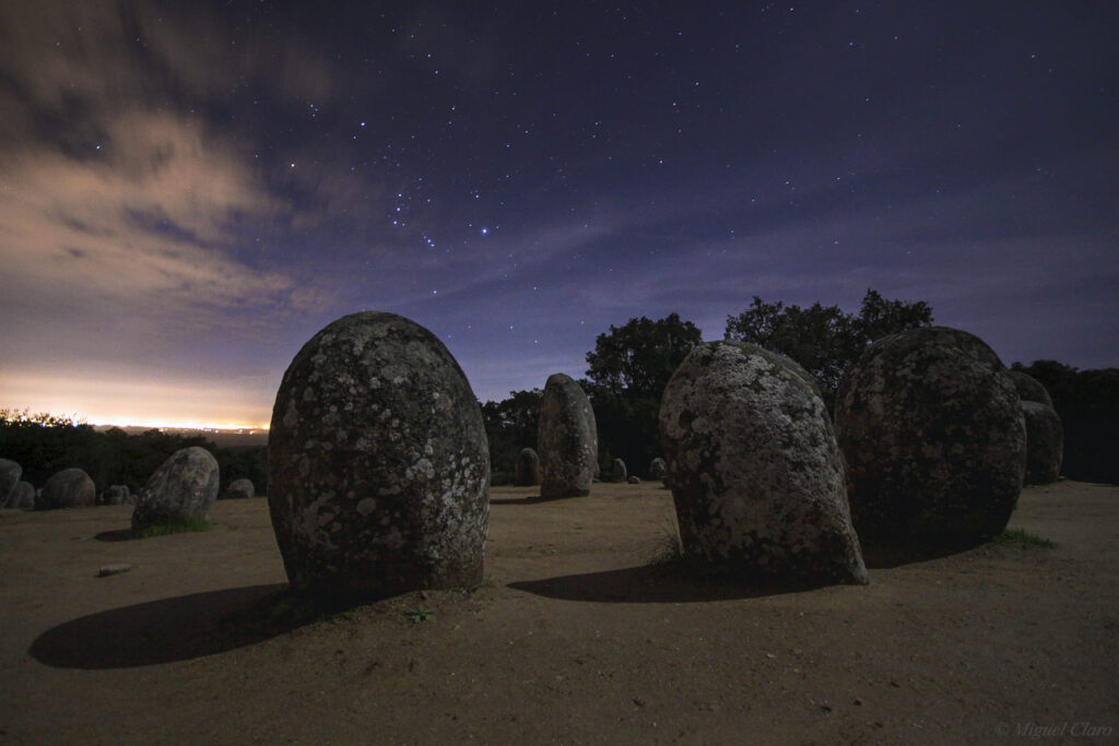 Marcas de copa y símbolos de creciente tallados en el menhir del Cromlech de los Almendros, tallas del Neolítico y Calcolítico, distrito de Évora, Portugal