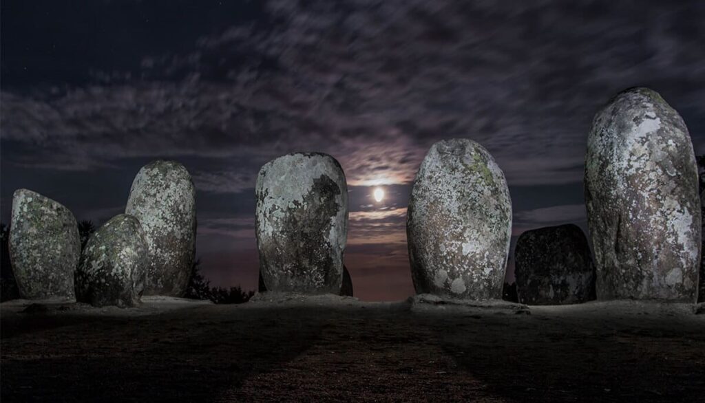Menir dos Almendres — menhir solitario a aproximadamente 1 km del crómlech, fase más temprana de la tradición megalítica del Alentejo, Évora Portugal