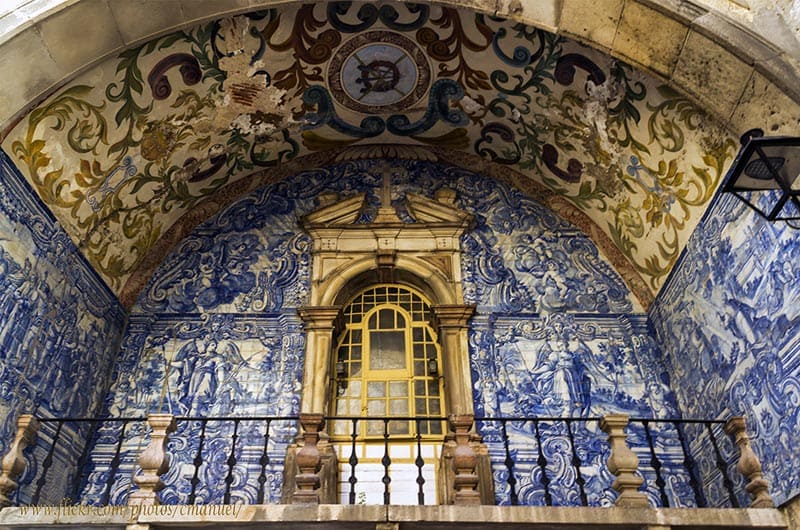 interior of Porta da Vila main gate covered in 18th-century azulejo tiles depicting Passion of Christ, Óbidos