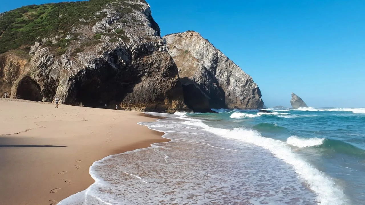Praia da Adraga – auf Platz drei der 20 besten europäischen Strände der Sunday Times (2003); Schieferfelsen bis zu 50 m; die Zufahrt mit dem Geländewagen über den Klippenpfad von oben.