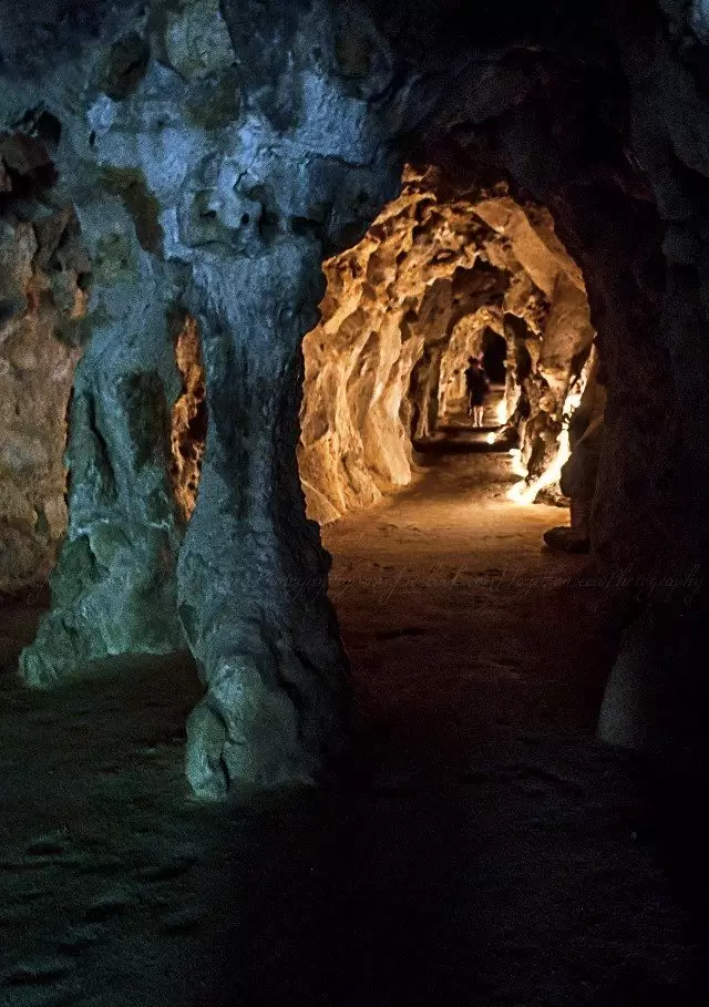 Die Tunnel sind für alle Besucher zugänglich und erfordern weder Buchung noch separate Tickets. Sie sind größtenteils unbeleuchtet – bringen Sie daher eine Taschenlampe mit oder nutzen Sie die Taschenlampe Ihres Handys. Die Gänge sind durchgehend etwa 1,5 Meter hoch; Besucher über 1,80 Meter müssen sich stellenweise ducken. Empfohlene Reihenfolge: Abstieg durch den Initiationsbrunnen → Gang durch den Tunnel zur Grotte und zum See → Ausgang im Garten → Gang zur Kapelle → Rückkehr an die Oberfläche. Die umgekehrte Route (Einstieg in den Tunnel im Garten und Aufstieg durch den Brunnen) ist zwar technisch möglich, geht aber der räumlichen Logik der Anlage verloren.