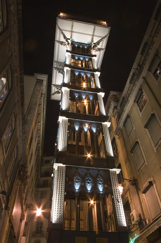 Santa Justa Lift bei Nacht