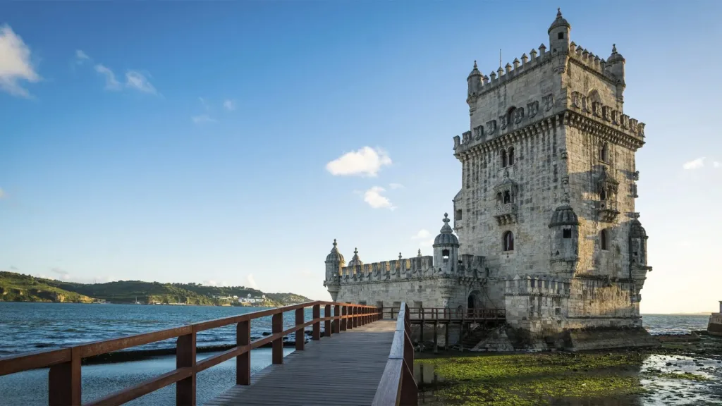 Torre de Belém — construida entre 1514 y 1521, estilo manuelino, UNESCO 1983; originalmente en una isla fluvial en la desembocadura del Tajo