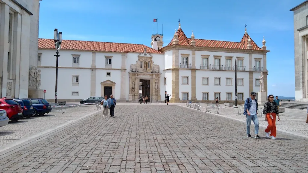 Entrada principal de la Universidad de Coímbra