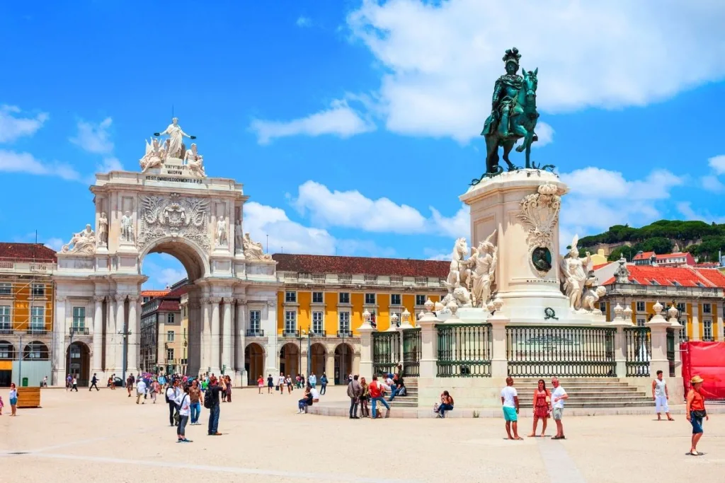 Praca do Comercio, Lissaboner Flussuferplatz mit Rua-Augusta-Bogen und Reiterstatue von König José I.