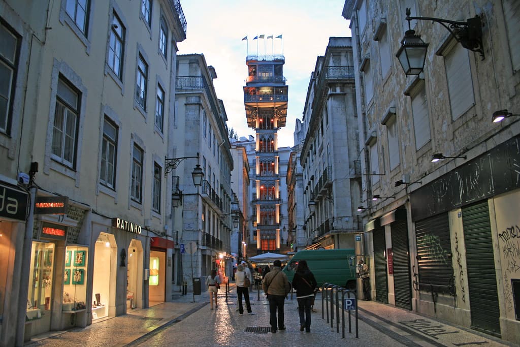 Spaziergang zum Santa-Justa-Aufzug in Lissabon