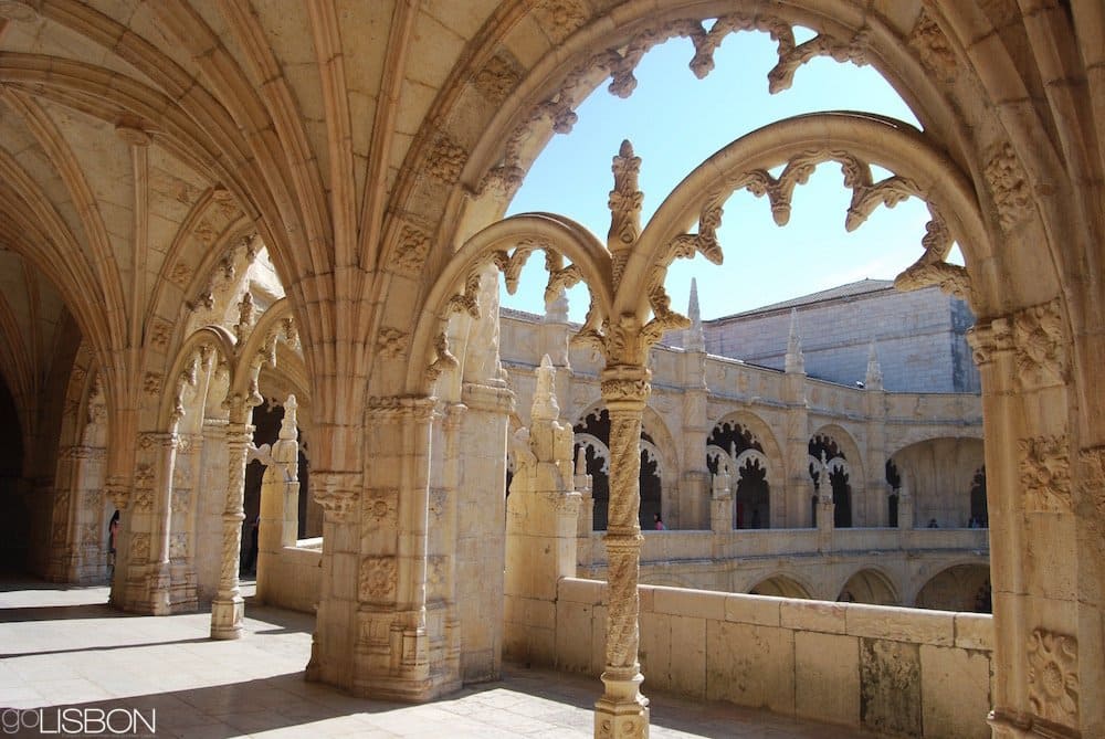 Vista de la galería superior del claustro del Monasterio de los Jerónimos, Belém, Lisboa