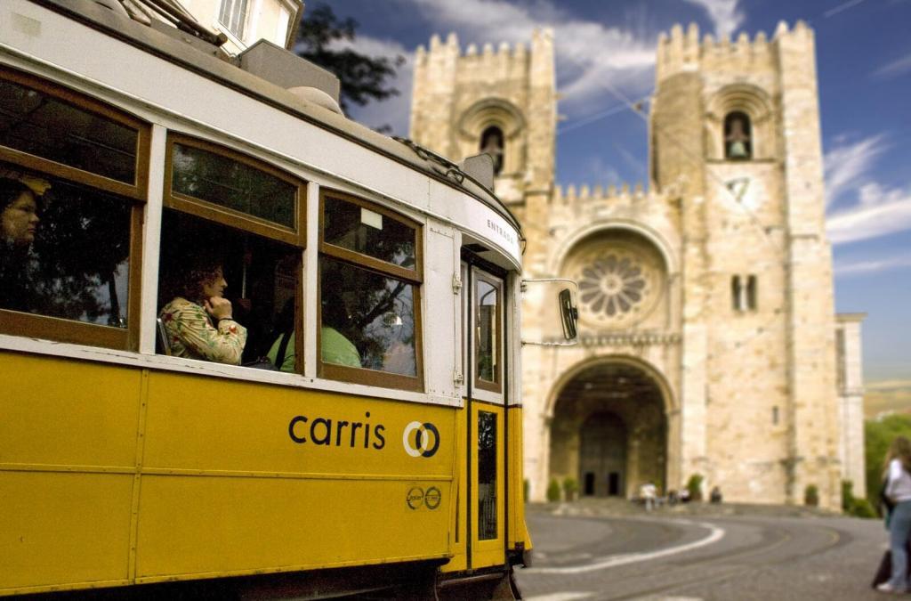 lisbon-28-tram-alfama