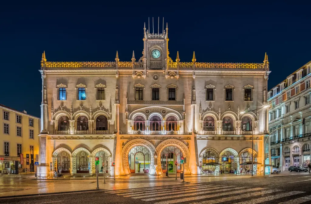 Rossio-Bahnhof Lissabon (Estação do Rossio), neo-manuelinisches Gebäude aus dem 19. Jahrhundert, Abfahrtspunkt für die Vorortzüge Linha de Sintra